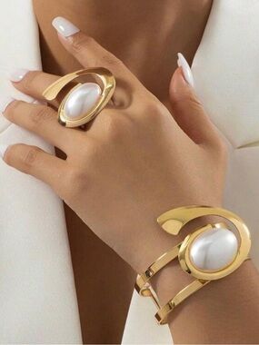 Gold Tone Pearl Statement Ring - White Pearl